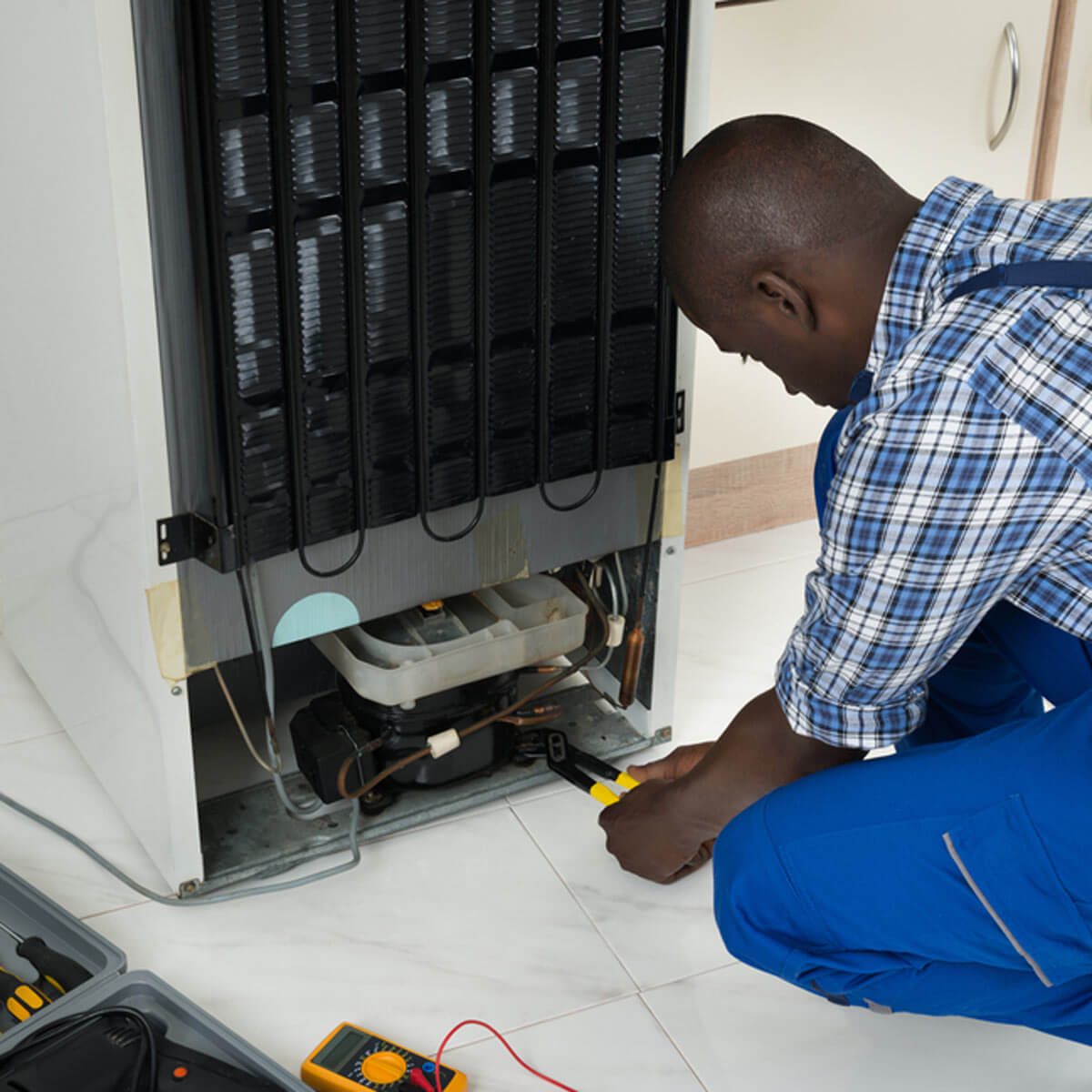 shutterstock_297564521 repairman fix refrigerator